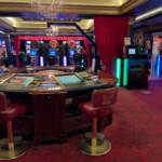 Salle de casino élégante de Jemeppe avec des lustres suspendus au plafond