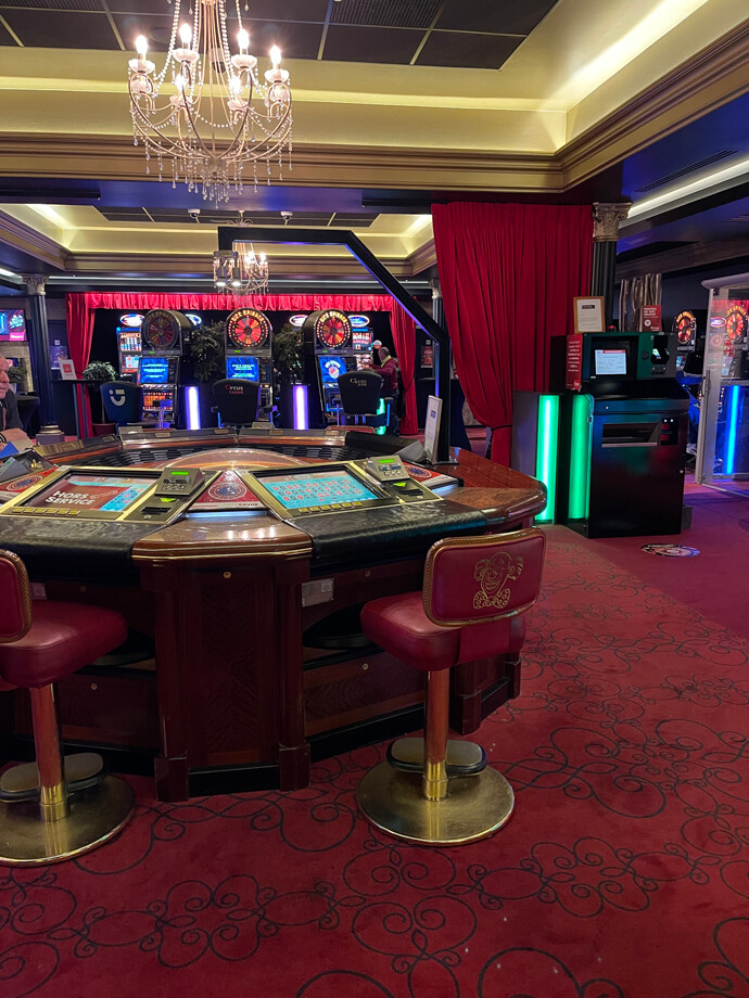 Salle de casino élégante de Jemeppe avec des lustres suspendus au plafond